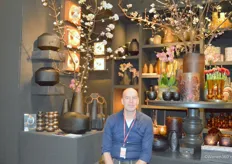 Richard Verdegaal van O4HOME biedt een exclusieve collectie vazen, bloembakken, dienbladen, accessoires en andere interieurartikelen.